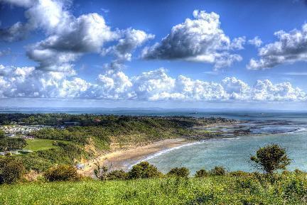 Isla de Wigh, preciosa vista de whitecliff-bay, con espectacular cielo. Reino Unido