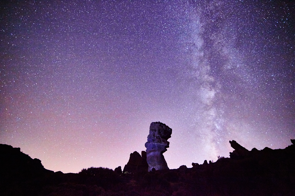 Rocas volcánicas frente al cielo estrellado en el Teide, Tenerife (Canarias)
