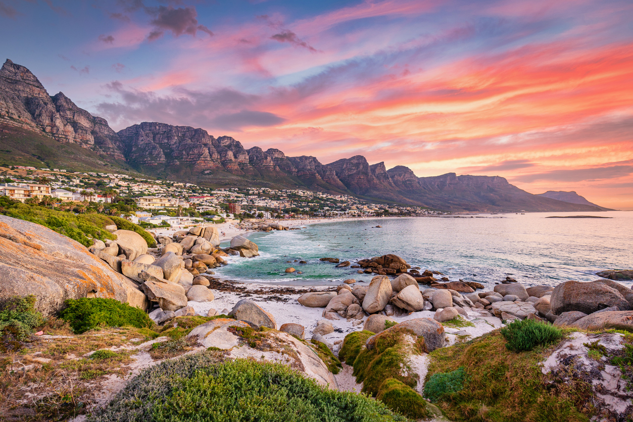 Paisaje costero de Camps Bay en Ciudad del Cabo, Sudáfrica